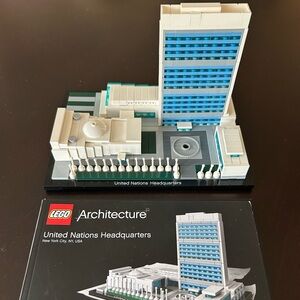 Lego Architecture. United Nations Headquarters 21018